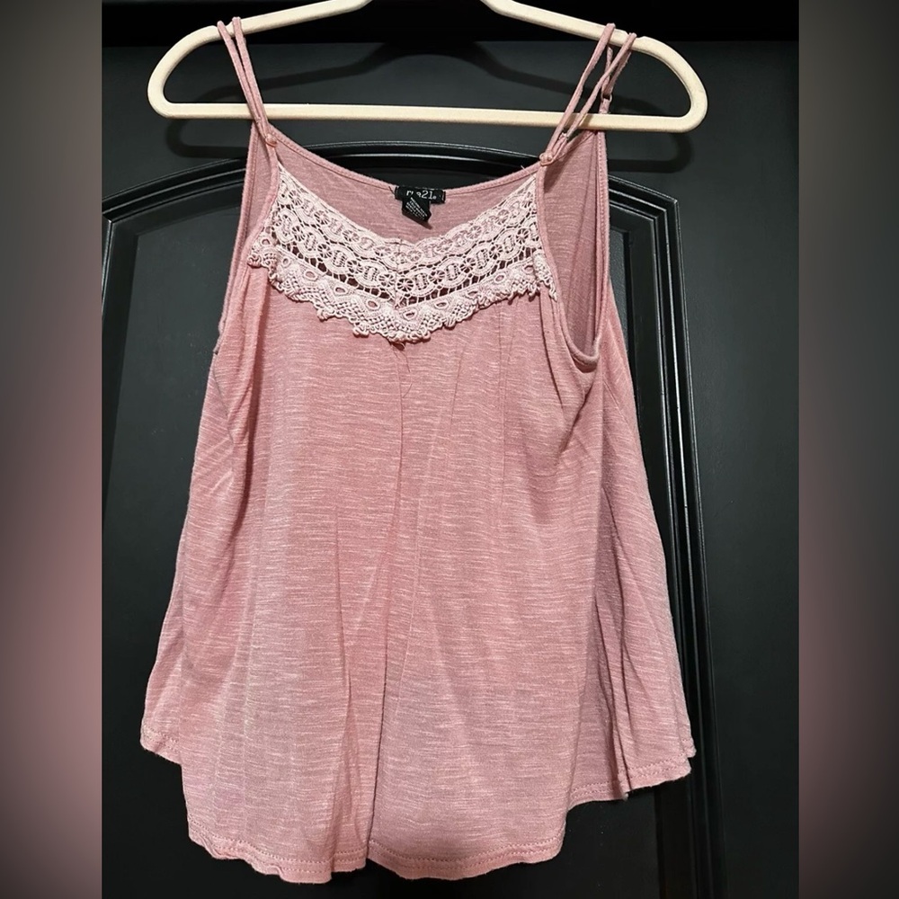 Pre-Owned Rue 21 Women’s Flowy Cropped Pink Tank Top Size M
